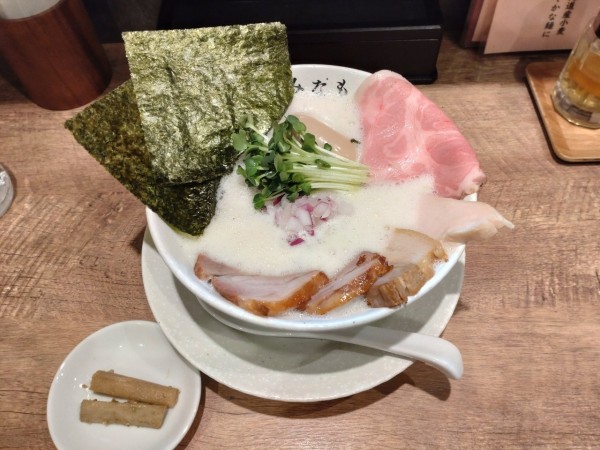 「特製鶏白湯そば塩＋炙りチーズ追い飯」@鶏そば みなもの写真