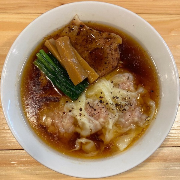 「煮干醤油わんたん ¥950」@世田谷中華そば 祖師谷七丁目食堂の写真