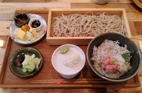 「せいろ蕎麦、まぐろしらすの二色丼、惣菜(880円)」@蕎麦 SUZUKI SINCE 1969の写真