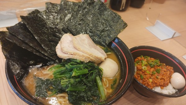 「特上ラーメン大・のり・自家製キーマカレー(硬め濃いめ多め)」@家系 麺場寺井の写真