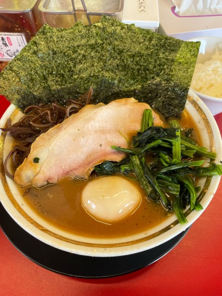 「のりたまラーメン　キクラゲ　半ライス」@家系ラーメン王道家直伝 との丸家 松飛台店の写真