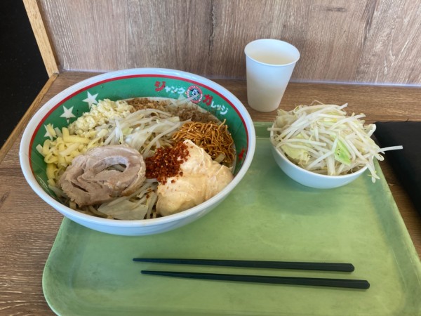 「まぜそば（温玉ナシ）+野菜1090円」@ジャンクガレッジ 太田店の写真