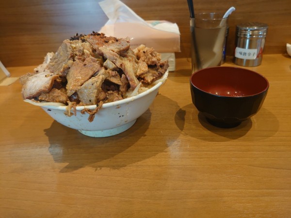 「ラーメン/生卵/野菜/ニンニク/脂/辛め」@ラーメン 池田屋 高田馬場店の写真