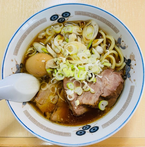 「ネギチャーシューメン+たまごトッピング 910円」@手打ラーメン 長八の写真
