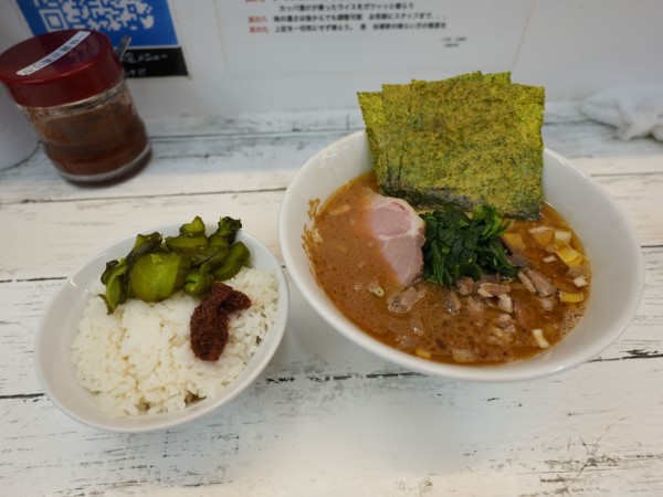「らーめん 並 麺硬め＋味濃いめ＋油多め＋隠しボタン」@二代目 谷瀬家の写真