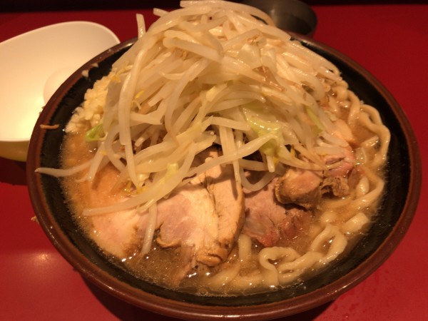 「豚4枚ラーメン(ニンニク)+生卵 1050円」@ラーメン二郎 荻窪店の写真