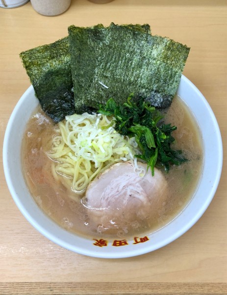 「しおラーメン中（880）」@横浜ラーメン 町田家 新宿南口店の写真