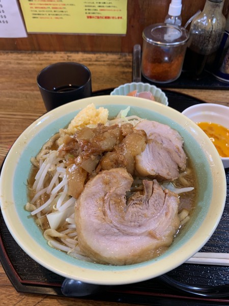 「ラーメン　生卵　野菜少なめニンニクアブラ」@ラーメンめじの写真