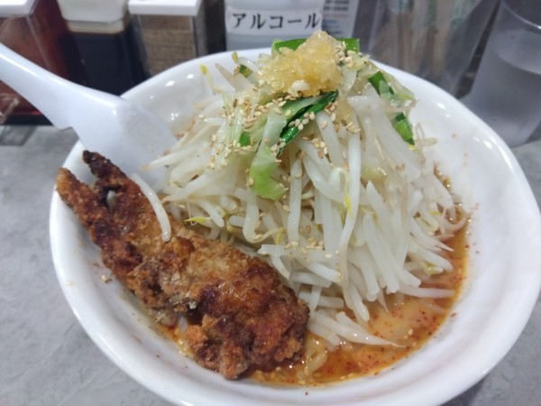 「鷹の爪ラーメン+唐揚げ」@旨辛ラーメン表裏 高田馬場店の写真