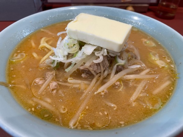 「みそラーメン　バタートッピング」@サッポロラーメン玉半どさんこの写真