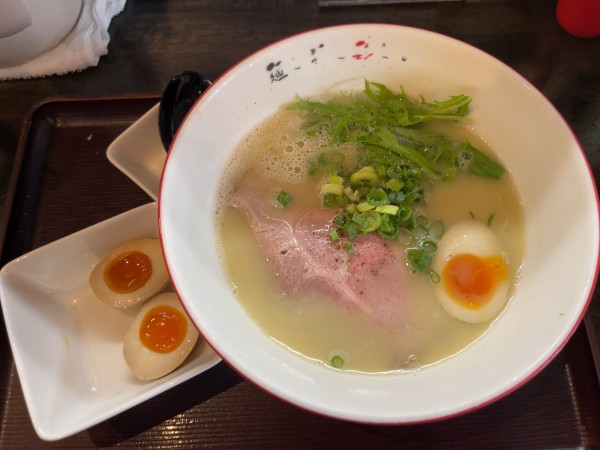 「白鶏塩（パイチーシオ）+味玉（1000円）」@麺屋 彩々 昭和町本店の写真