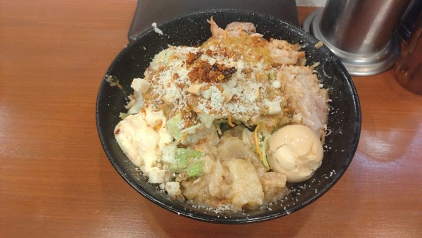 「冷やしまぜそば1200+豚マシ200 全マシ煮卵」@それいけ！たかちゃんラーメンの写真