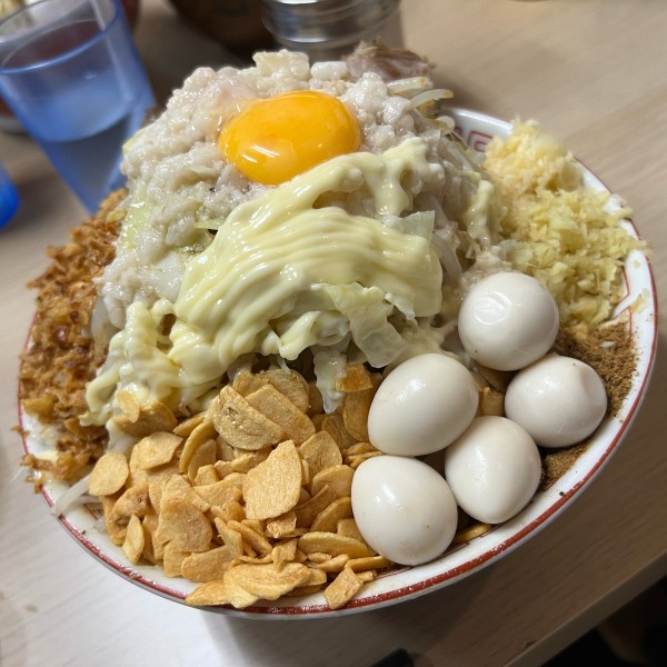 「汁なし＋うずら＋フライドガーリック＋生たまご　『コール』全部、火」@自家製麺 まさき（非乳化） 2号店の写真