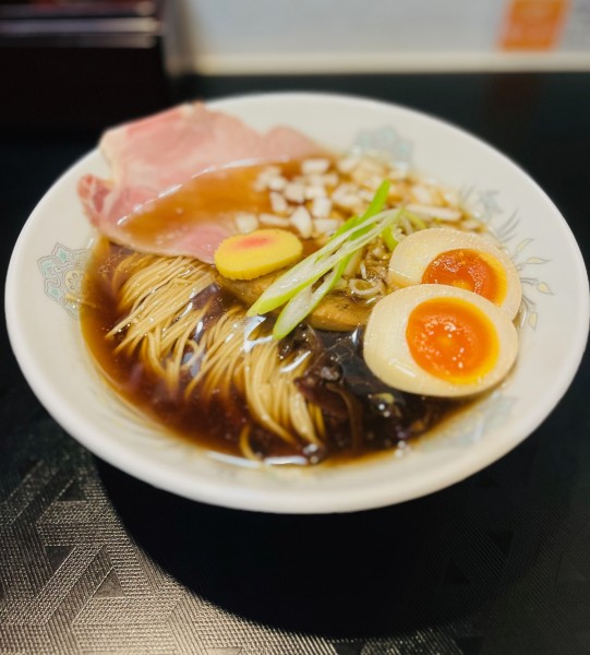 「味玉入り琥珀（細麺・固め￥840）」@龍の羽 時色の写真