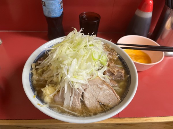 「小ラーメン麺固めニンニク少なめアブラ+ネギ+玉子」@ラーメン二郎 桜台駅前店の写真