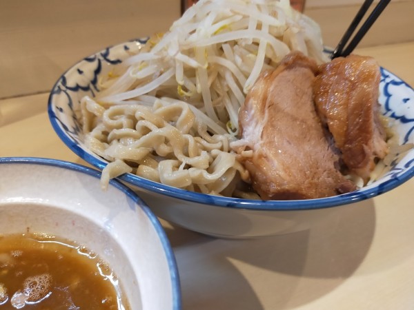 「つけ麺・大（麺ましまし・野菜・背脂・にんにく）」@らーめん 陸 尾山台店の写真