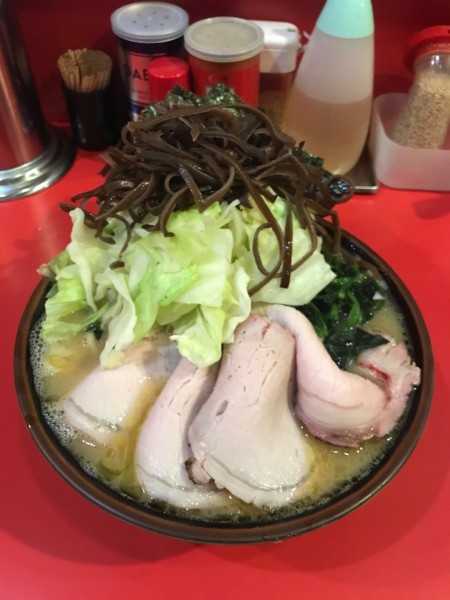 「チャーシューメン 900円＋キャベツ 100円」@どんとこい家の写真