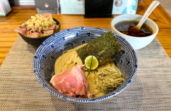 「【限定】地鶏の昆布水つけ麺¥1000、チャーシュー丼¥400」@RAMEN GOSSOU 新橋店の写真
