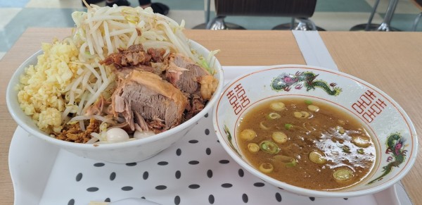 「つけ麺200gヤサイマシ・ニンニクマシマシ900円」@麺屋どんの写真