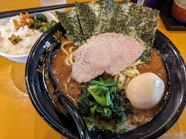 「味玉ラーメン+ライス（サービス）」@横浜家系ラーメン 麺家福増の写真