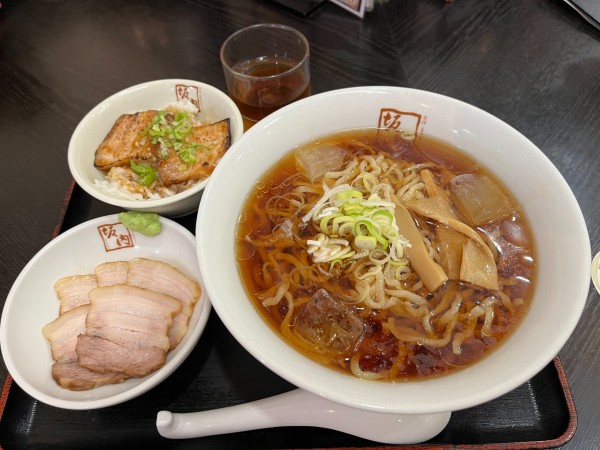 「和風冷やしラーメン+ミニ炙りチャーシューご飯」@喜多方ラーメン 坂内 汐留シティセンター店の写真