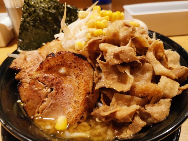 「白山盛りみそらーめん」@肉盛り味噌らーめん 侍倶楽部 赤羽駅前店の写真