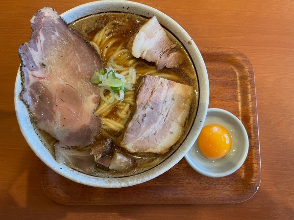 「肉そば　生卵」@麺屋 三郎の写真