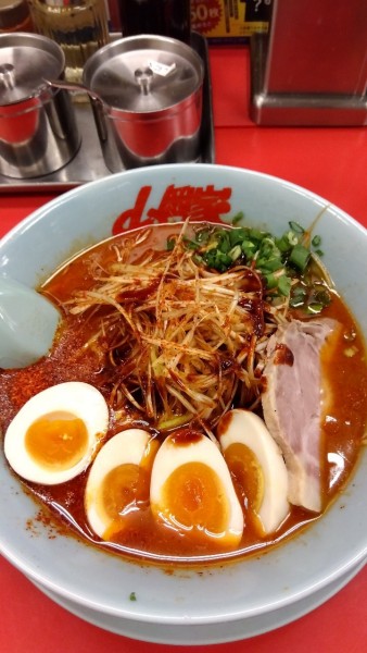 「ウルトラ激辛ラーメン+無料味付玉子」@ラーメン山岡家 千葉鎌ヶ谷店の写真