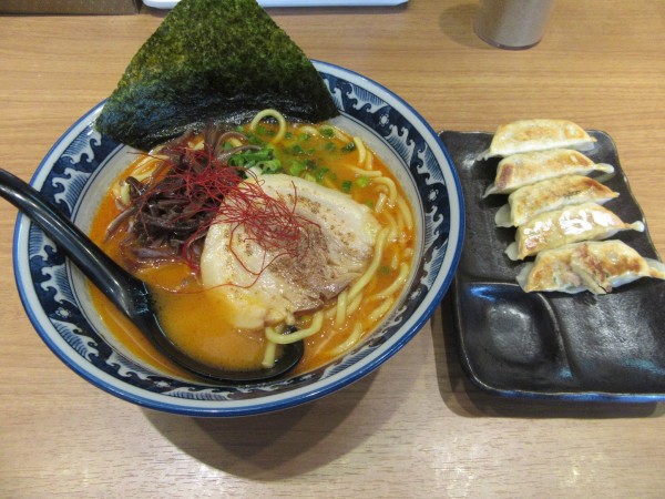 「赤らぁめん（９００円）＋餃子２８０円」@麺屋 SEGODON 成田店の写真