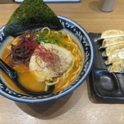 赤らぁめん（９００円）＋餃子２８０円