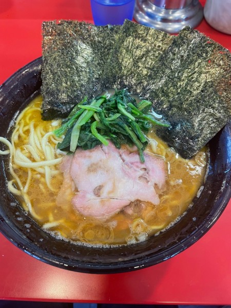 「中盛りラーメン（麺固め）」@家系総本山 ラーメン吉村家の写真