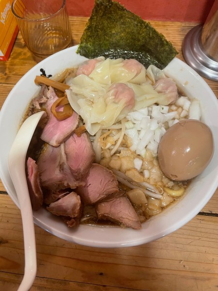 「背脂醤油ラーメン（大盛）+味玉+ワンタン」@井田商店の写真