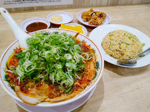 「辛みそもやしラーメン(大盛り)+唐揚げ焼めし定食(大盛り)」@ラーメン魁力屋 イオンモール日の出店の写真