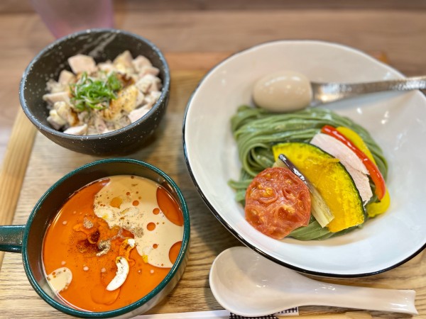 「えびと豆乳の冷製坦々つけそば+味玉+炙り鶏マヨ丼」@えびそば 緋彩の写真