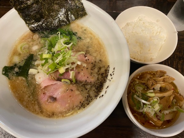 「背脂中華そば750円　Aセット（ミニからし半ライス）180円」@中華そば 天の写真