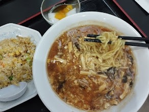 「定食メニュー サンラータンメン半チャーハン(900)」@王府家宴の写真