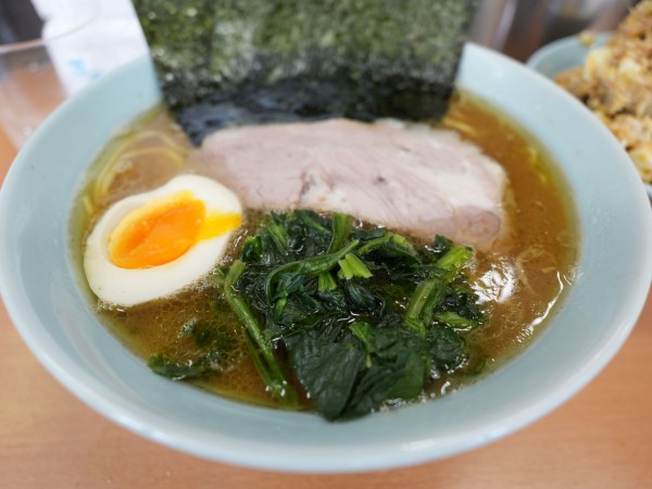 「ラーメン 並 麺硬め＋味濃いめ＋油多め＋サービスライス＋サー」@横浜らーめん 武蔵家 綾瀬店の写真