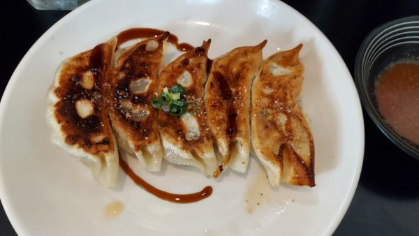 「焼き餃子 創業祭で無料」@らーめん梁山泊の写真