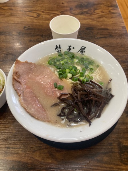 「王道の博多豚骨ラーメン　750円」@替玉屋の写真