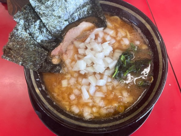 「ラーメン800円＋Twitter玉ネギ」@家系ラーメン 王道家の写真