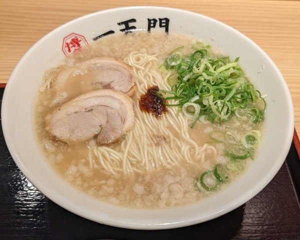 「博多豚骨大盛り + 味玉」@博多ラーメン 一天門 成田空港LCCターミナル店の写真