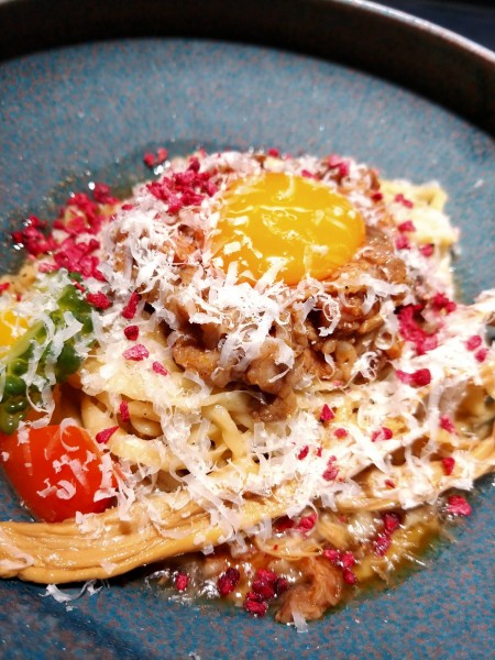 「黒毛和牛の合法ユッケまぜそば」@うずとかみなりの写真