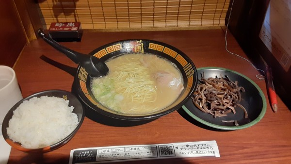 「ラーメン　ごはん　きくらげ」@一蘭 池袋店の写真
