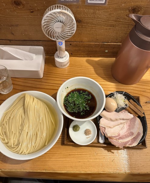 「つけ麺400g 醤油大葉油　特製トッピング」@麺屋鈴春の写真