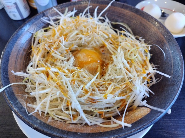 「まぜめん風ねぎ玉中華そば（アイス付き）　＋白胡椒＆辣油：無料」@幸楽苑 塩尻広丘店の写真