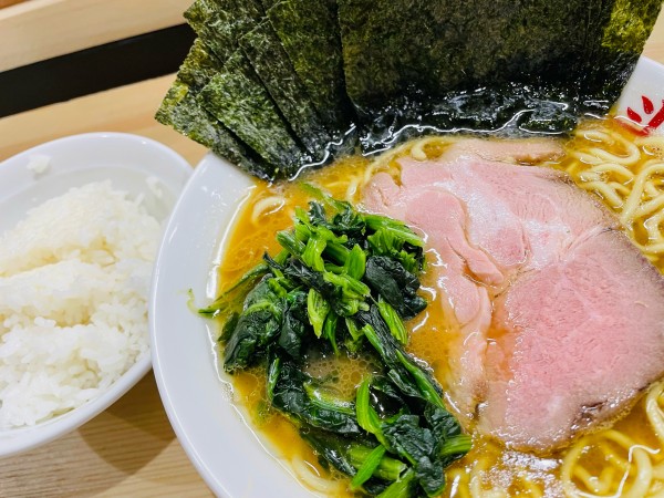 「ラーメン 並 850円 海苔 100円×2」@家系らーめん 斗星家の写真