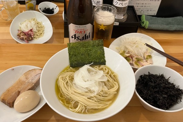 「【限定】冷やしらーめん 塩+岩のり+バラチャーシュー+ビンビール」@煮干らーめん 川むらの写真