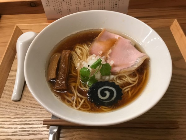 「炭火焼 鯵煮干しそば 980円」@銀座らぁ麺 しら石の写真