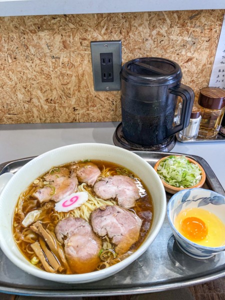 「ワンタンチャーシュー麺+生卵+ネギ」@中海岸 大勝軒の写真