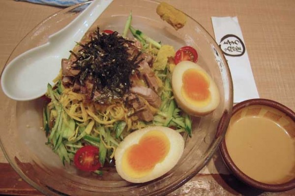 「冷やし中華　1,100円に縁たま（双子の味玉）　150円」@与ろゐ屋の写真